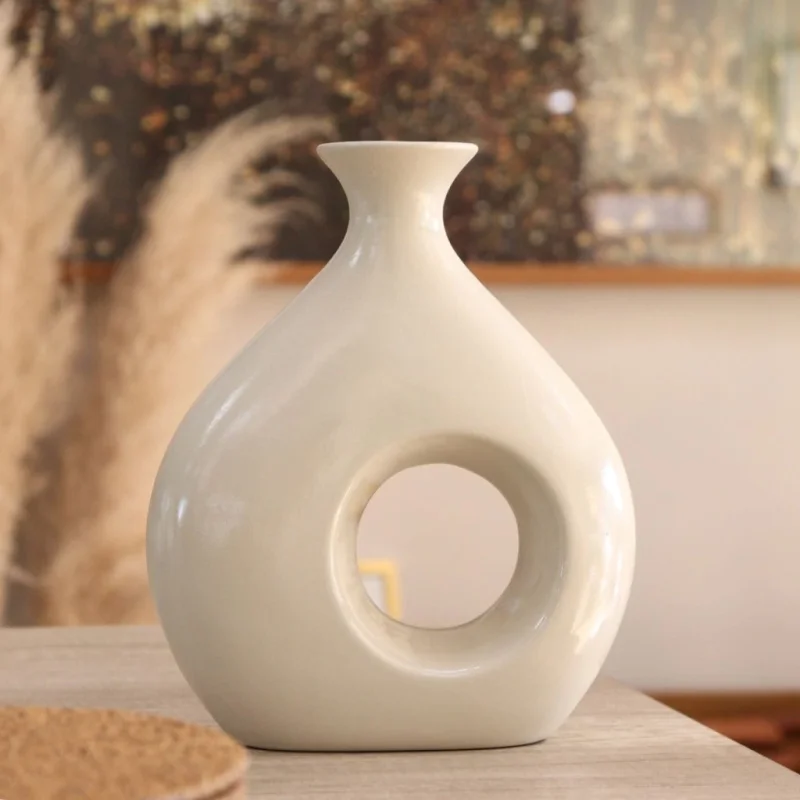 Vaso Orgânico Vazado em Cerâmica · Off-white