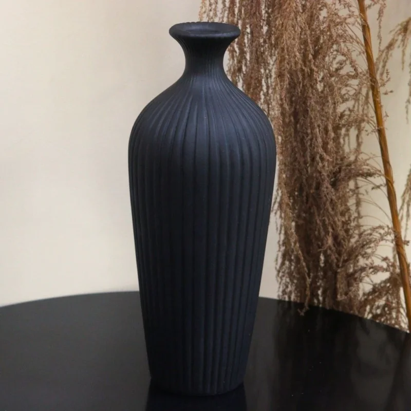 Vaso Clássico Canelado em Cerâmica · Preto Fosco
